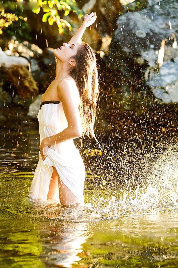 Marie Avgeropoulos in Vatican