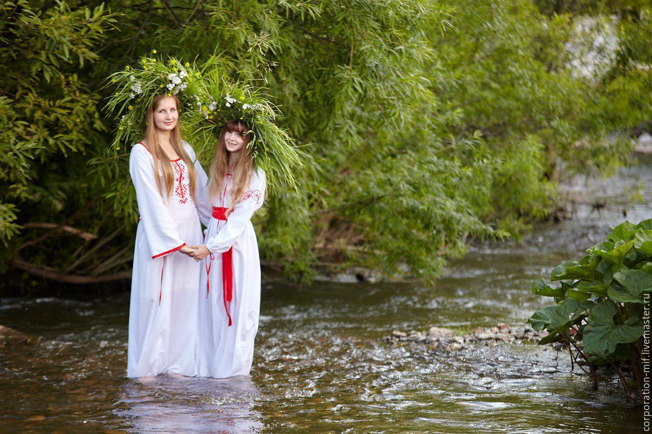 Women in Slavic costumes in Vatican